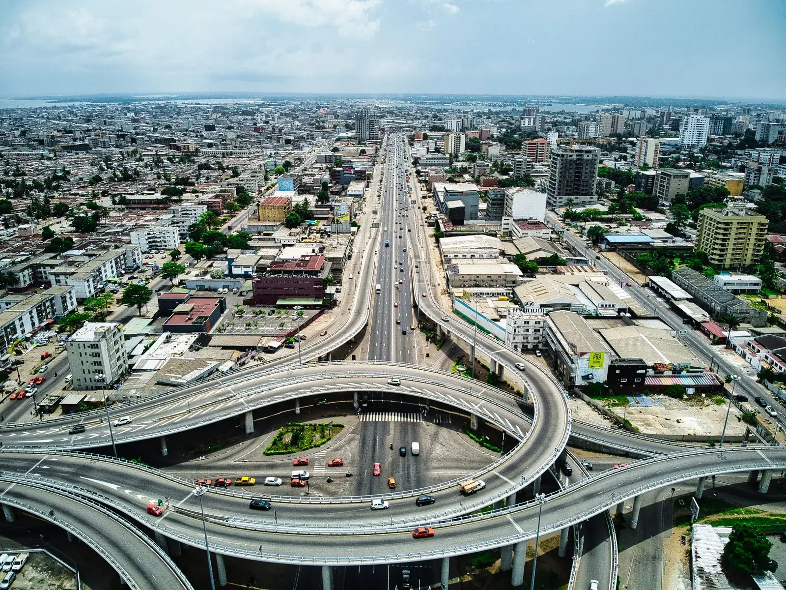 Vue aérienne d'Abidjan : autoroute urbaine, immeubles et lagune